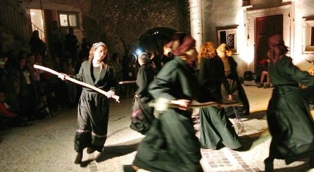 Nella foto una scena dello spettacolo de "La NOtte delle Streghe" a Castel del Monte