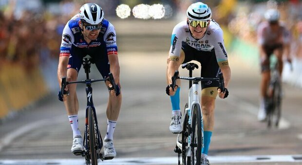 Tour de France, a Poligny vince Mohoric. Domenica la passerella a Parigi
