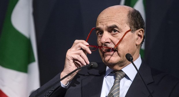 Pd, Bersani: «Arrogante il no al congresso. Renzi rottama o resuscita Verdini?»