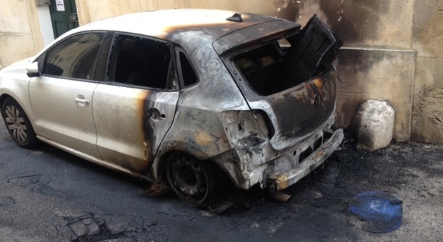 Ancora fuoco nel centro storico: auto in fiamme nella notte