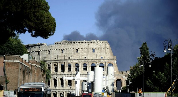 Incendio a Centocelle: le fiamme e le esplosioni Tutti in fuga dai palazzi, nubi nere anche in centro