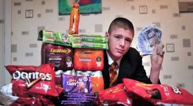 Vende snack a scuola e rischia la sospensione: ​"Mi servono soldi per pagarmi gli studi"