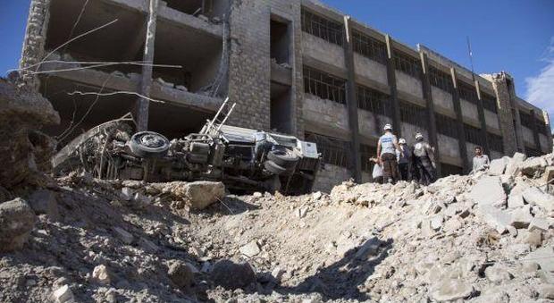 Siria, autobomba tra i profughi in fuga che salivano sui bus: almeno 16 morti
