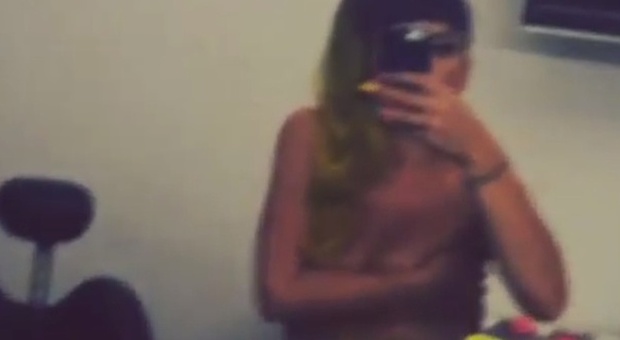 Lily Allen sexy show su Instagram: canta e balla in topless nel camerino