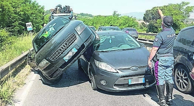 Incidente a Benevento, l'auto sale sull'altra: una donna ferita e traffico impazzito