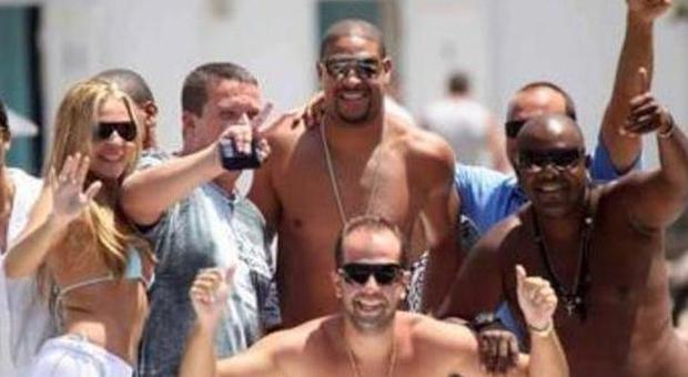 Adriano, festino hot in hotel con 18 prostitute