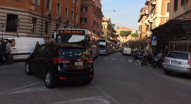 Roma, auto in sosta vietata blocca 10 bus al quartiere Trieste