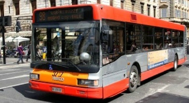 Roma, molesta ragazza su un autobus in centro: arrestato nigeriano