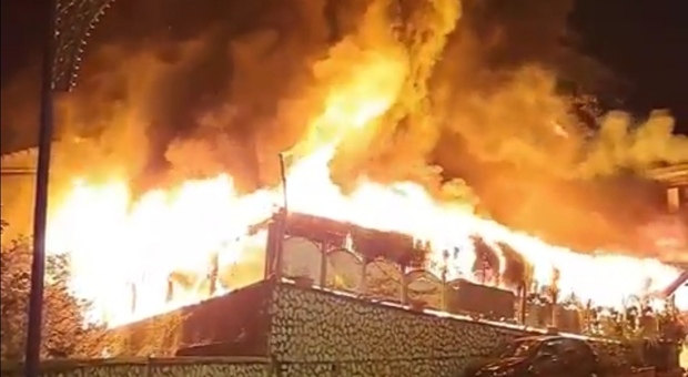 Incendio a Gragnano, in fiamme ristorante: otto feriti per ustioni e intossicazioni da fumo