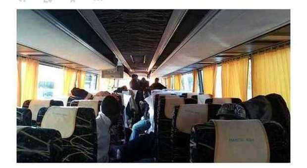 Treviso, 35 profughi africani abbandonati in stazione: "Hanno dormito sul bus"