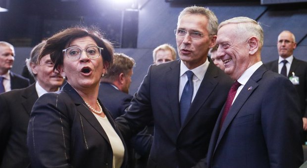 Migranti, Trenta chiama la Nato. E per chi ruba espulsione subito Migranti, Trenta chiama la Nato. E per chi ruba espulsione subito