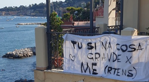 Mertens, tutto l'amore di Napoli: striscione ultrà a Palazzo Donn'Anna