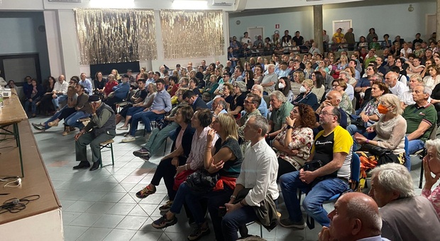 Maxi discarica, una folla dice no: 500 all'assemblea a Gallo. Sotto accusa il business dei rifiuti di Marche Multiservizi