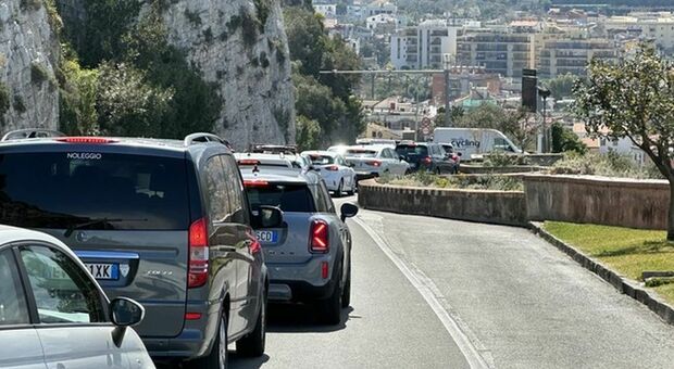 Caos traffico in Costiera sorrentina, Di Bari incontra i sindaci