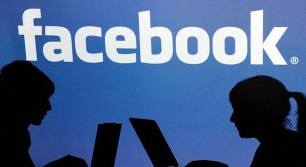 Usa, la figlia è dipendente da Facebook: le dà 200 dollari per disintossicarsi