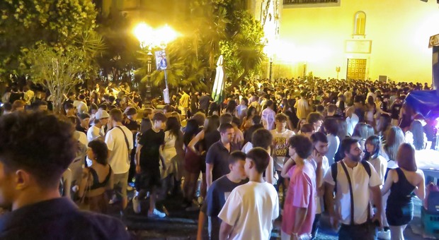 Movida tra drink e tamburi: scaduta l'ordinanza, a Napoli è tornato il caos