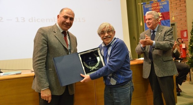 Gerardo Pinto riceve il premio giornalista dell'anno 2015 dal presidente della Federazione Italiana Canottaggio, Giuseppe Abbagnale