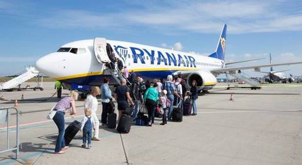 Ryanair, spunta una penale da 50 euro al check-in. Passeggeri in rivolta