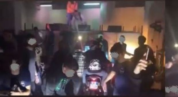Rave abusivo nel palazzo occupato: nella pista da ballo entrano pure le moto
