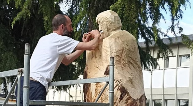 Un artista all'opera per trasformare il tronco di un albero malato in una scultura in legno