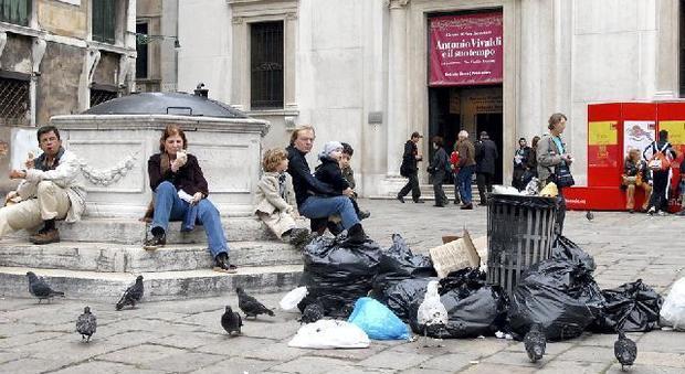 Non bastano 870 cestini, invasi dai rifiuti: «Turisti portateveli a casa»