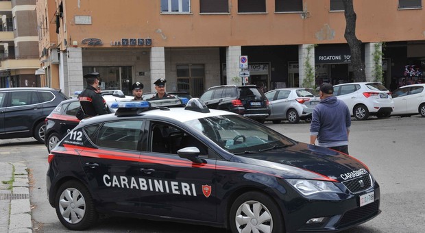 Roma, pugni in testa a un'anziana per rapinarla: arrestato