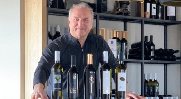Giovanni Meschini con i suoi vini nella nuova struttura dedicata all’ospitalità della cantina Fattoria Colmone della Marca a San Severino Marche