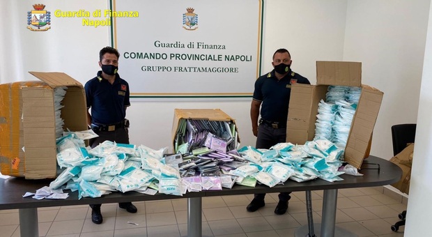 Napoli, sequestrati 28mila mascherine ffp2 contraffate e accessori di Halloween