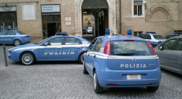 I mezzi della polizia davanti alla questura di Macerata