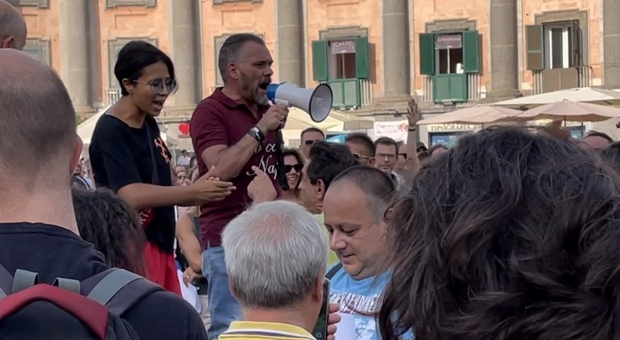 Napoli, i «no green pass» tornano in piazza: mascherine a fuoco, momenti di tensione