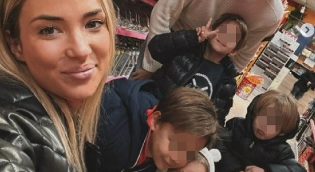 Alice Campello, spesa "a 6" al supermercato con i figli e il marito Alvaro Morata: la piccola Bella finisce nel carrello. «Una famiglia normale»
