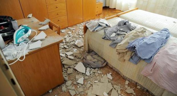 «Quei vicini sono troppo rumorosi»: crolla il soffitto dell'appartamento