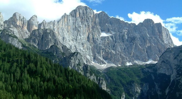 Turista precipita dal Civetta: volo di 100 metri sul ghiaione, morto. Gli escursionisti l'hanno visto cadere