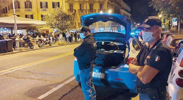 Movida a Napoli, controlli della polizia tra Bagnoli e Mergellina: multate due discoteche
