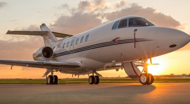 Boom di jet privati per fuggire dalla Russia: posti venduti a 28mila euro, oltre 5mila richieste al giorno