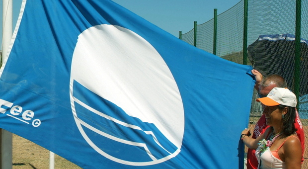 Bibione, d'ora in poi è vietato issare la bandiera blu: non darà più il via libera al bagno. Ecco il motivo