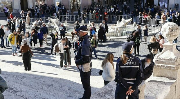 Roma, aggressioni e rapine in piazza di Spagna: è allarme baby gang. «Questi episodi ogni settimana»