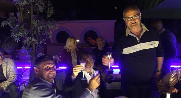 Bruscolotti festeggia i 65 anni con amici del primo scudetto e artisti