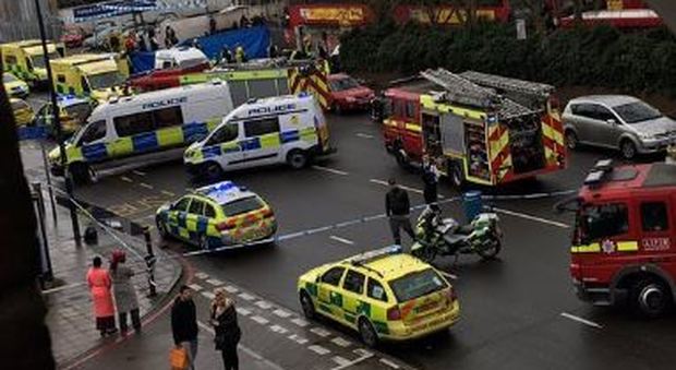 Gb, auto piomba sulla folla a Londra: almeno 5 feriti