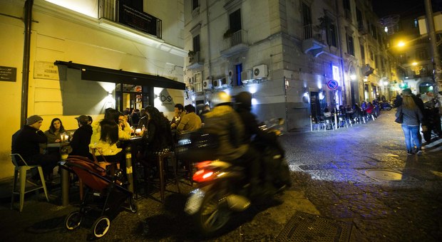 Napoli, blitz della polizia municipale ai baretti di Chiaia: più di 500 verbali
