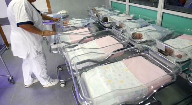 Bebè muore per emorragia placentare subito dopo il parto: ginecologa rischia il processo