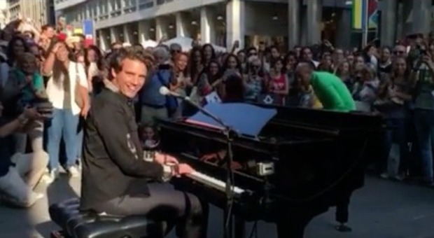 Mika si ferma a cantare davanti ai passanti, esibizione a sorpresa in centro a Milano