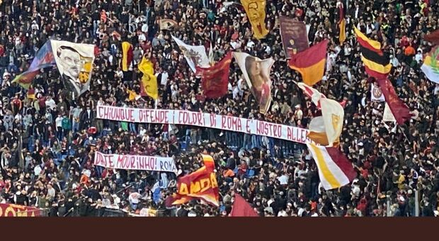 Roma-Sassuolo, la pañolada dei tifosi giallorossi contro la squalifica di Mourinho
