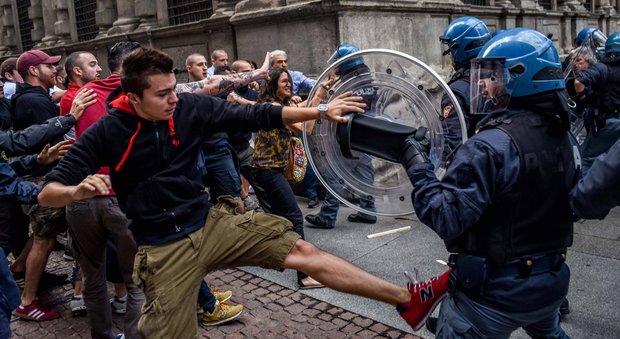 Milano, blitz di Casapound in consiglio comunale contro Sala, scontri con la polizia