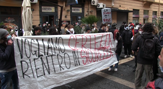 Riapertura scuole a Napoli, in piazza gli studenti delle superiori: «Vogliamo un ritorno in sicurezza»