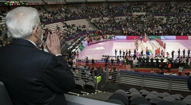 Mattarella applaudito al Palaeur alla finale di Coppa Italia di volley femminile: «Grazie presidente»