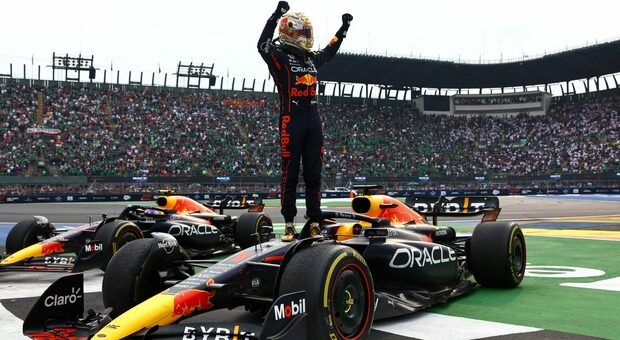 Max Verstappen festeggia dopo la sua quattordicesima vittoria stagionale (è un record) in Messico