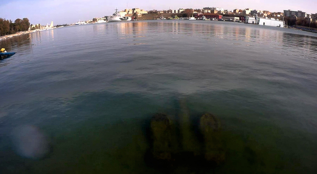 Antiche ancore nelle acque del porto di Brindisi: sì al recupero