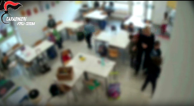 Cesenatico, maestra di sostegno picchia bimbo di 7 anni: incastrata dai segni sul volto dell'alunno, arrestata