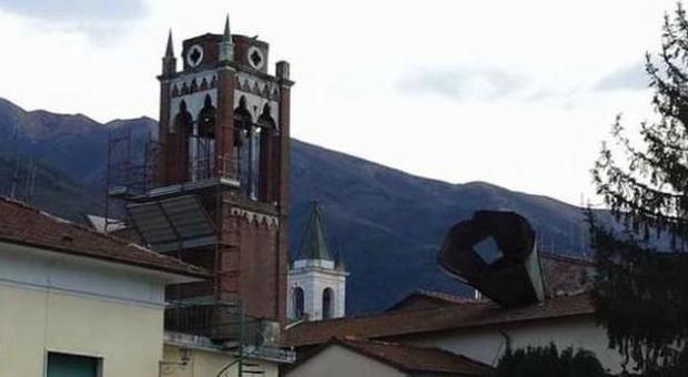 Maltempo, vento a 150 km orari: un morto in Toscana, a Urbino donna schiacciata da un albero. Val Gardena, 200 sciatori bloccati in cabinovia
